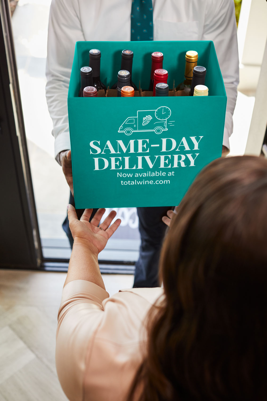 delivering wine in green box, washington dc commercial photography