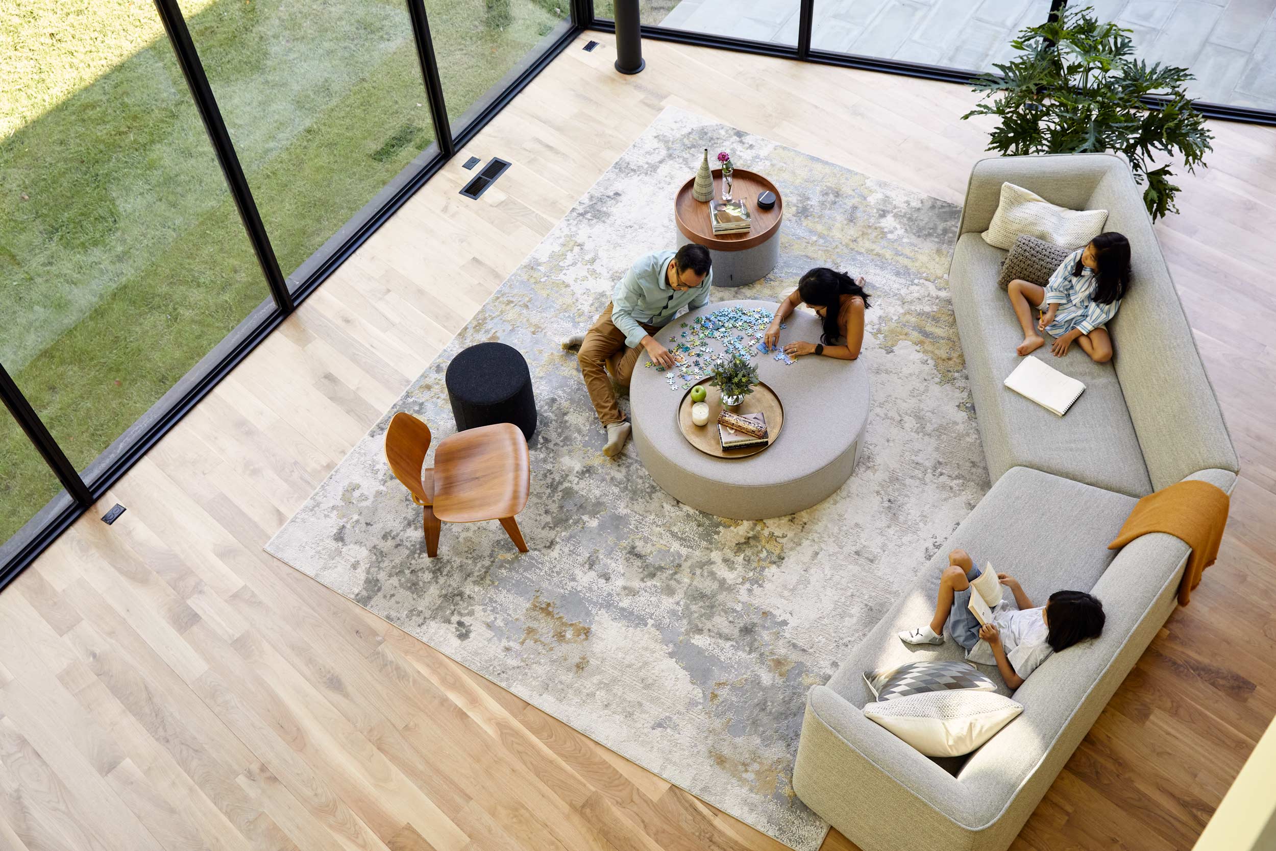 family-doing-puzzle-in-living-room-dmv-advertising-photography-eli-meir-kaplan