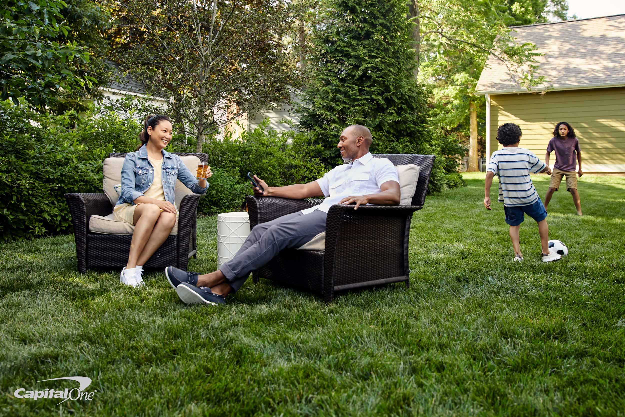 family-relaxing-in-backyard-dc-advertising-photographer-eli-meir-kaplan
