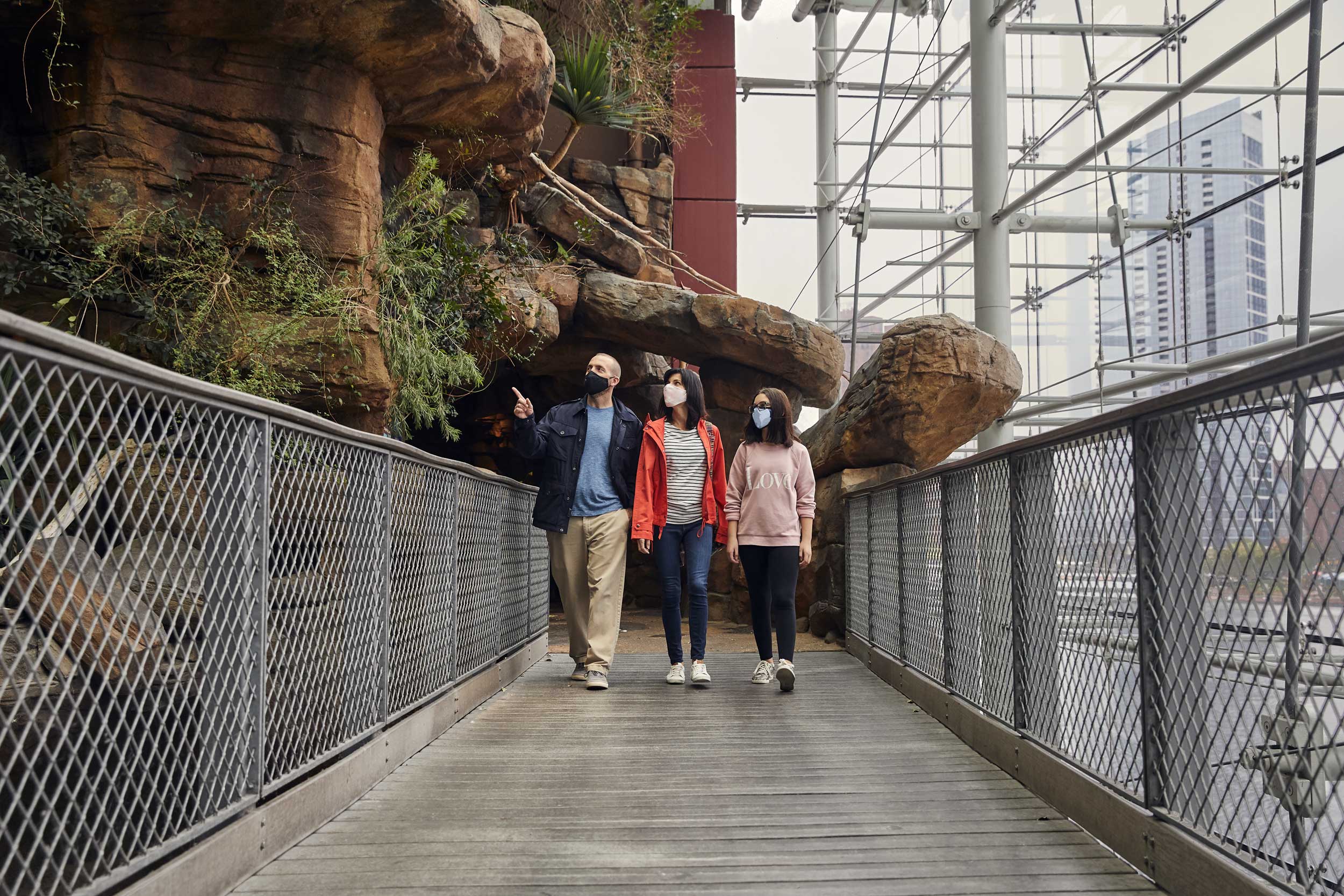 family-visits-baltimore-aquarium