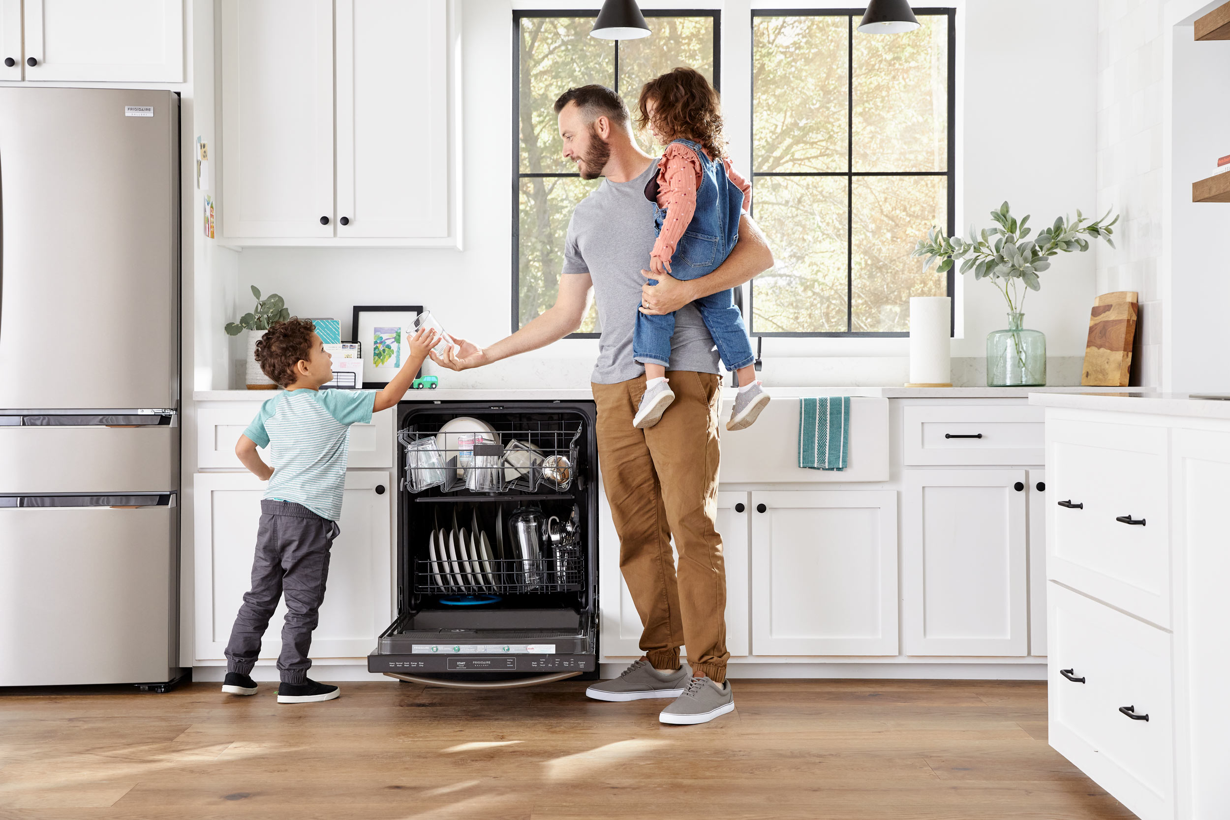father-emptying-dishwasher-with-kids-dc-commercial-photography-eli-meir-kaplan