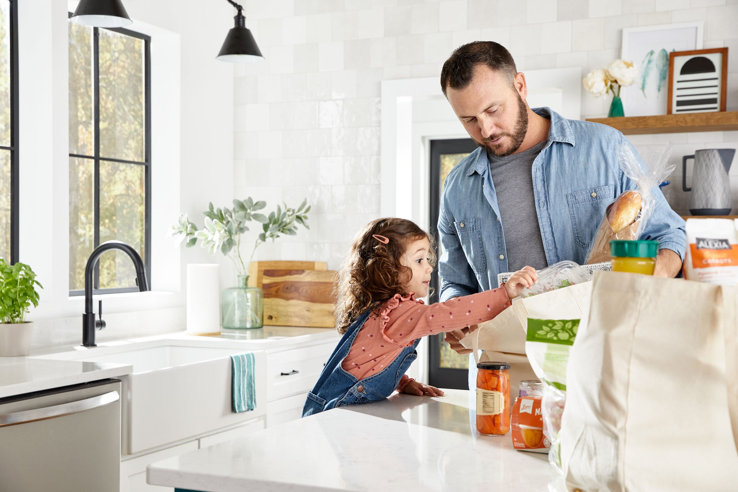 father-unpacking-groceries-with-daughter-dc-advertising-photographer-eli-meir-kaplan