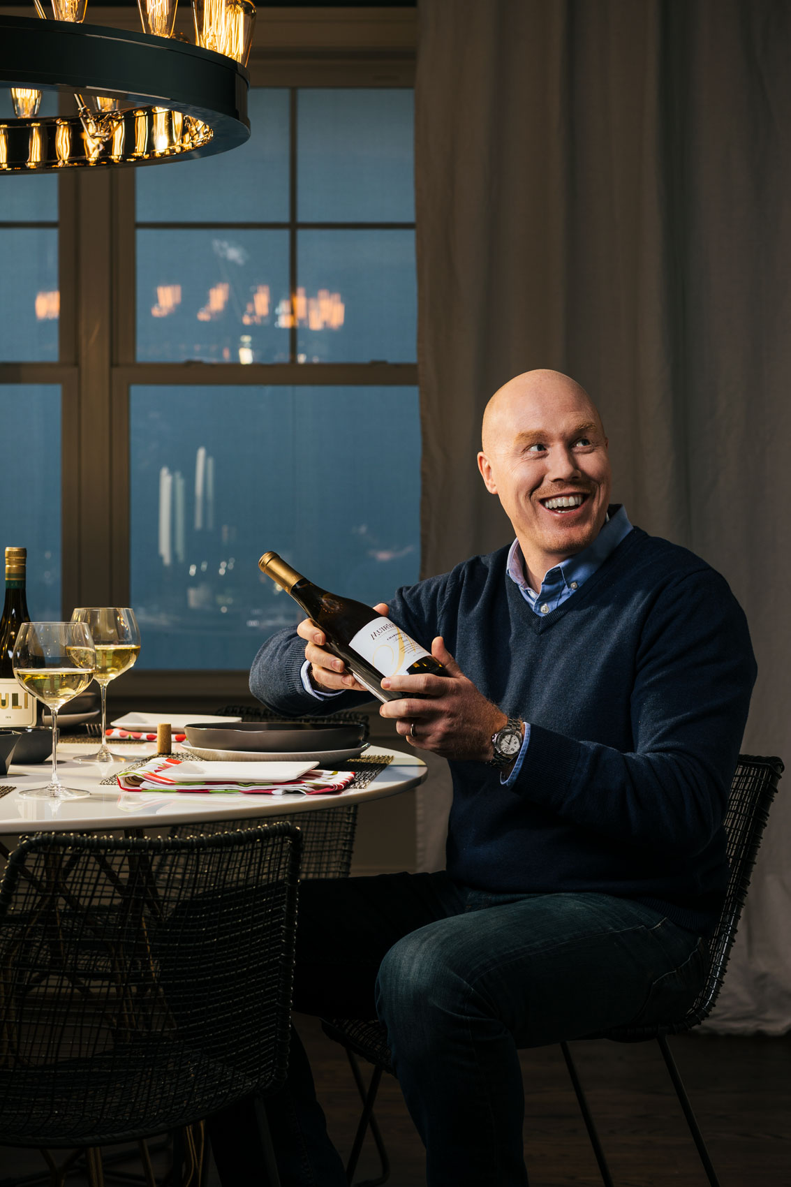 man-holding-bottle-of-wine-dc-commercial-photographer-eli-meir-kaplan