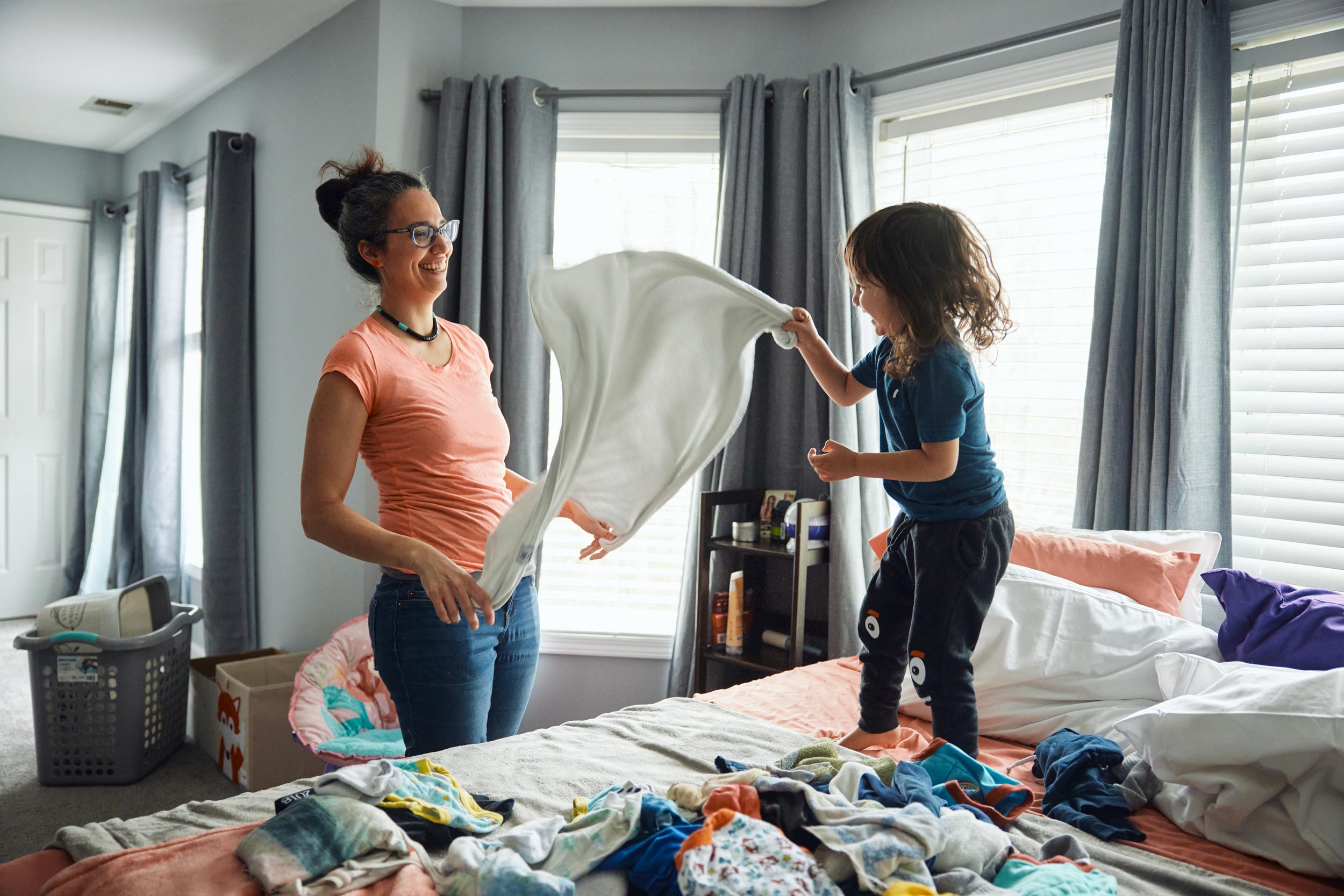mom-doing-laundry-dc-lifestyle-photography