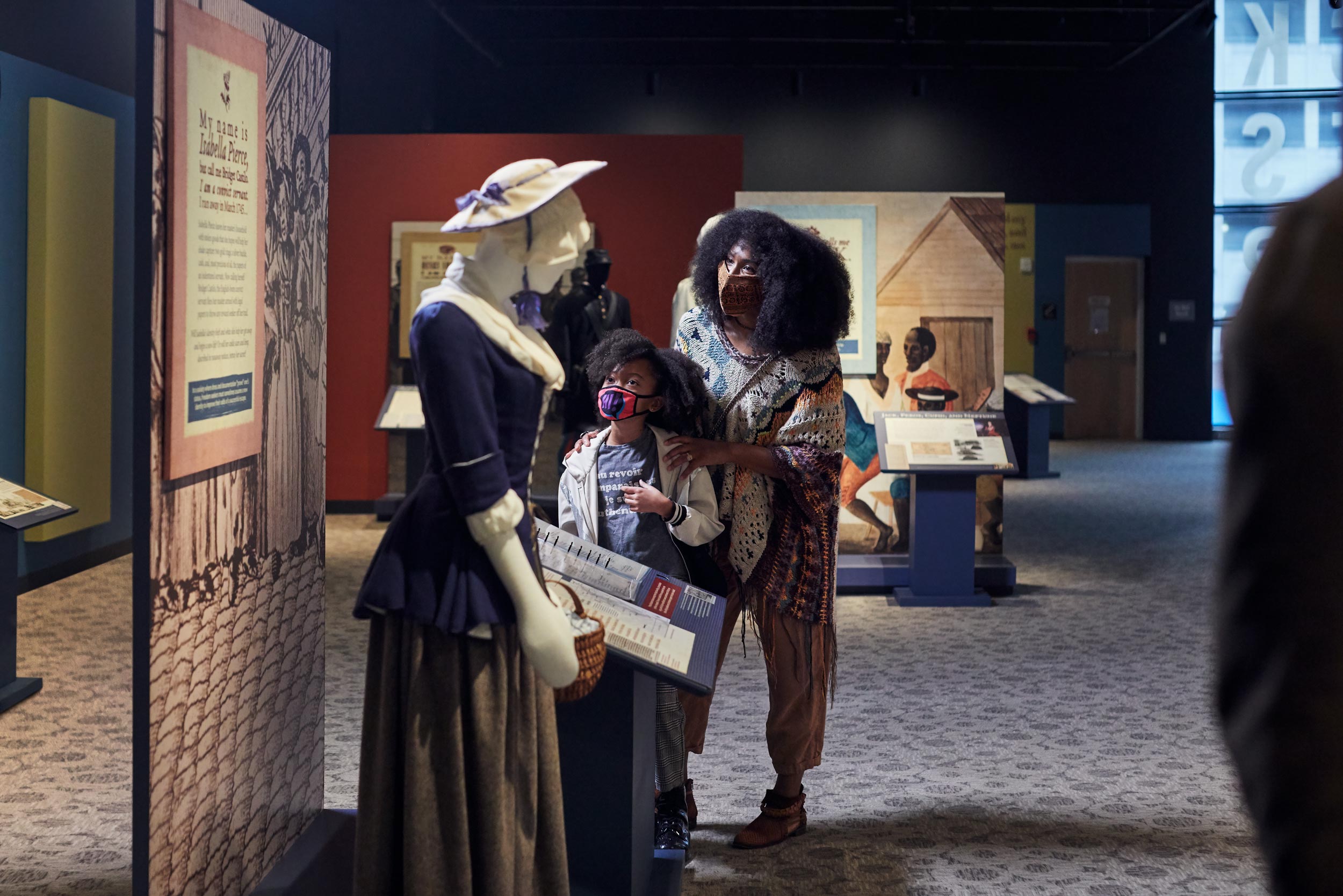 monther-daughter-visit-museum-2