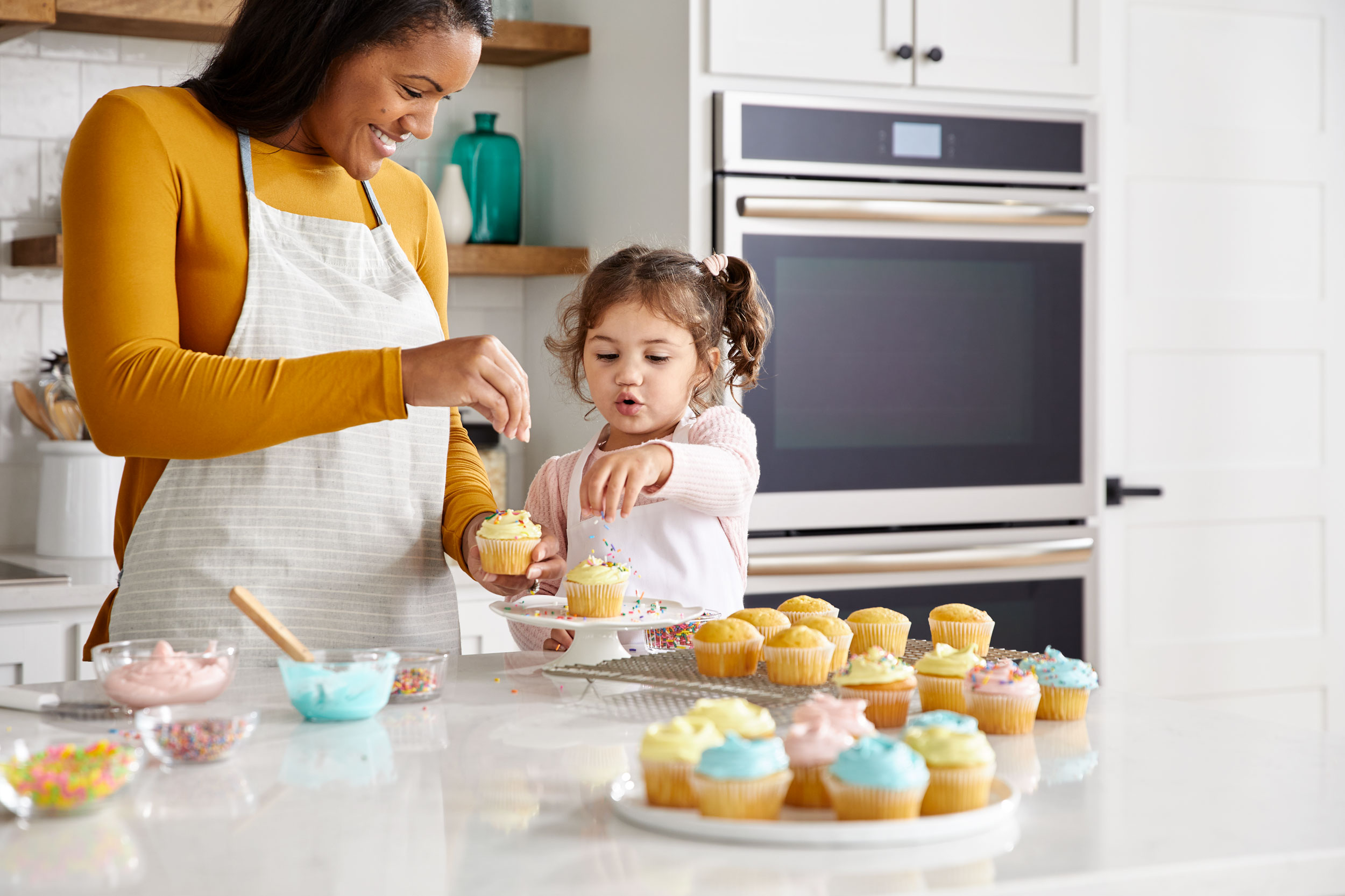 mother-and-daughter-sprinkling-cupcakes-dc-commercial-photography-eli-meir-kaplan