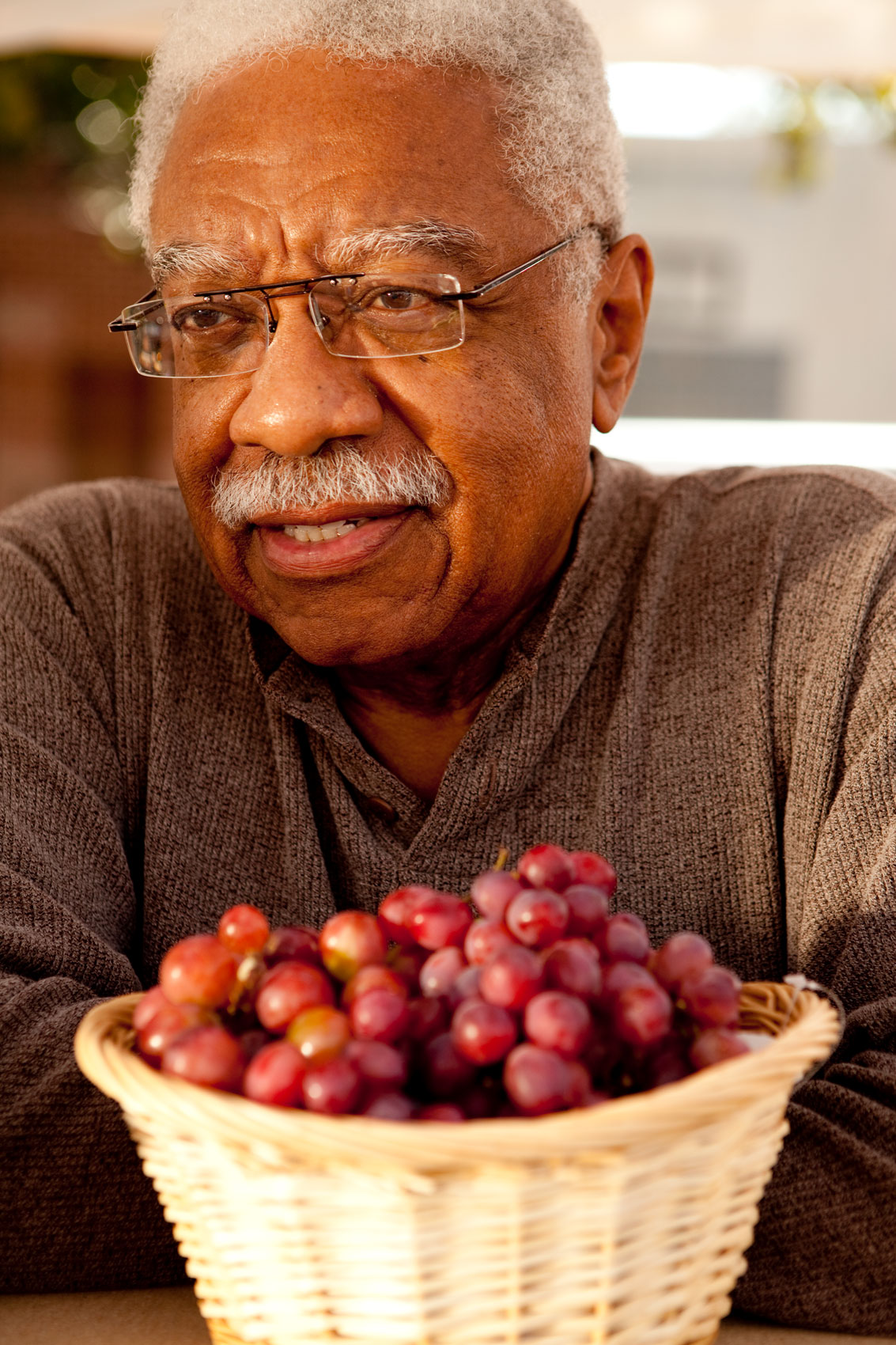 older-man-selling-grapes-dc-commercial-photographer-eli-meir-kaplan
