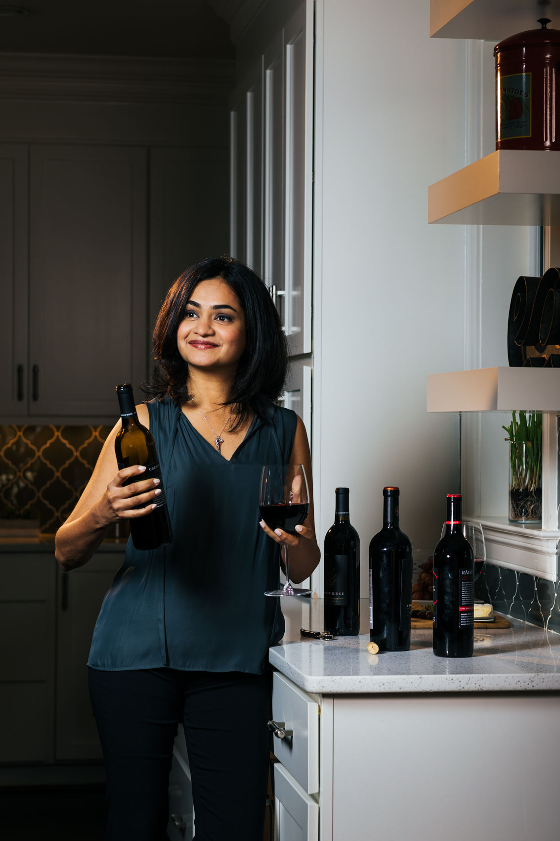 woman-holiding-bottle-of-wine-dc-commercial-photography-eli-meir-kaplan