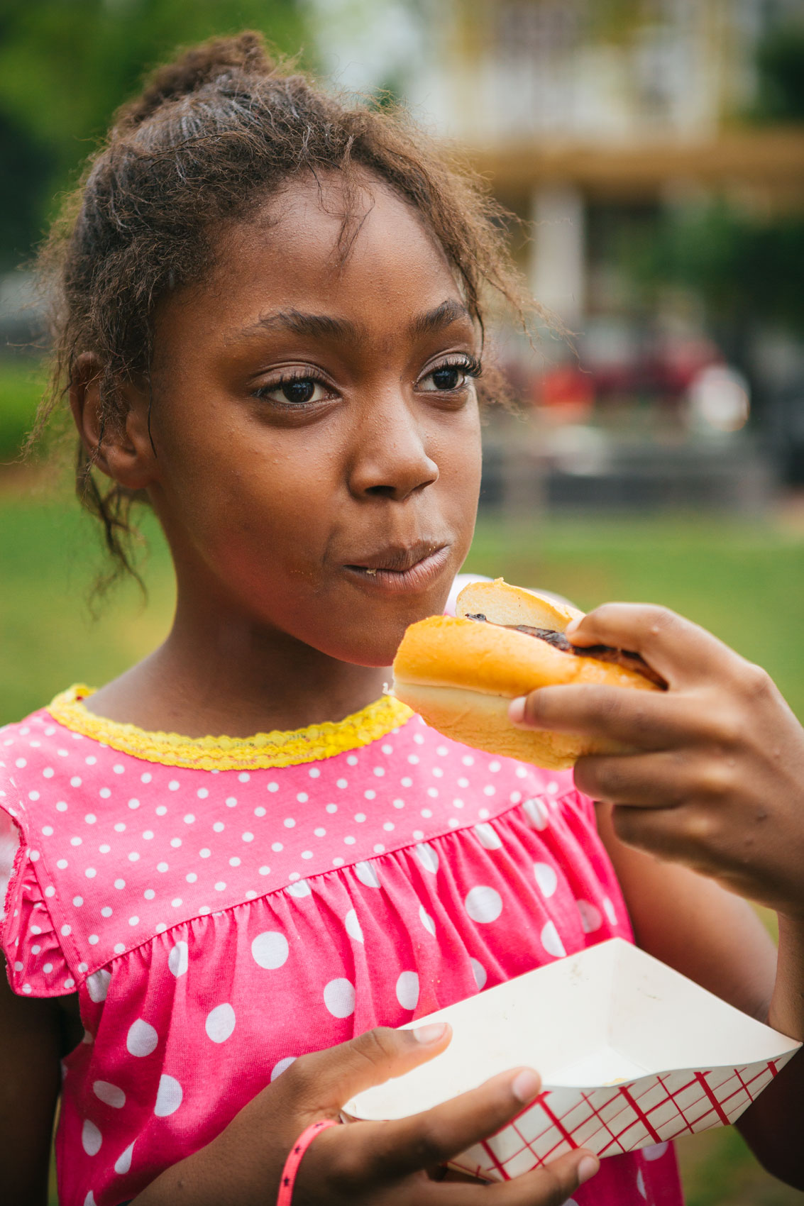 young-girl-eating-hot-dog-dmv-advertising-photography-eli-meir-kaplan