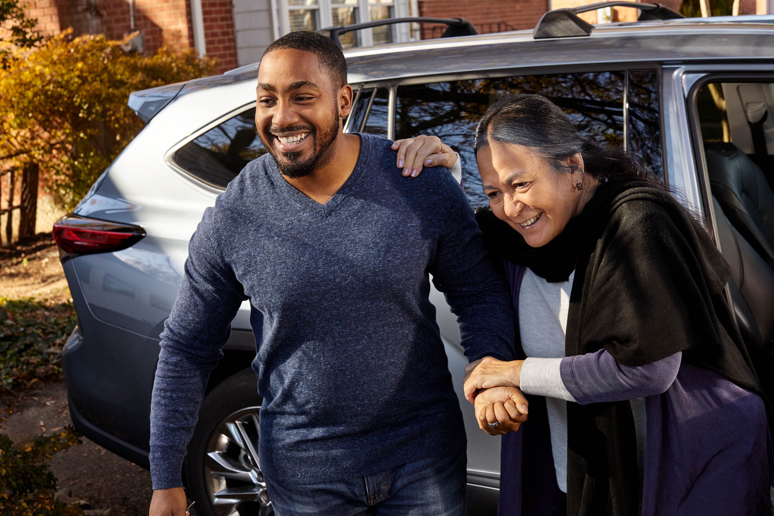 young-man-helping-elderly-woman-from-car-dc-commercial-photographer-eli-meir-kaplan